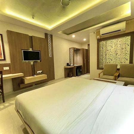 Hotel Kuber Palace ! Puri Near-Sea-Beach-And-Temple Fully-Air-Conditioned-Hotel With-Lift-And-Parking-Facility Экстерьер фото