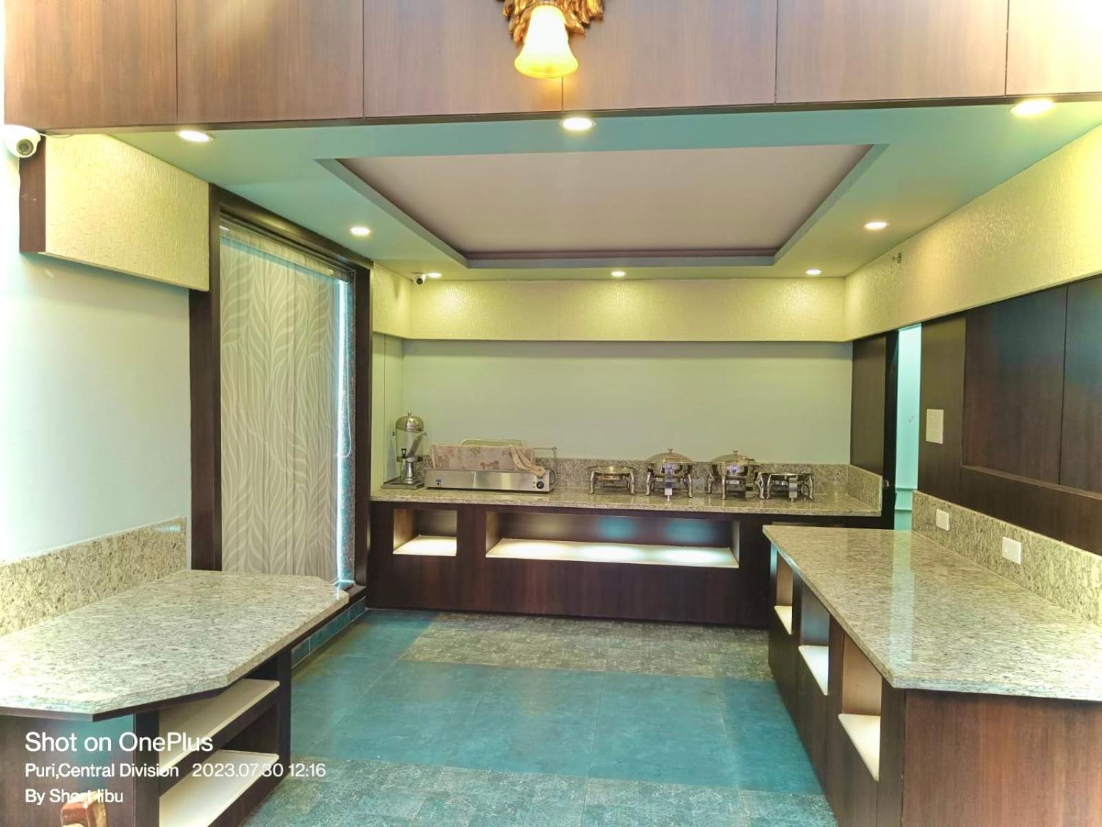 Hotel Kuber Palace ! Puri Near-Sea-Beach-And-Temple Fully-Air-Conditioned-Hotel With-Lift-And-Parking-Facility Экстерьер фото