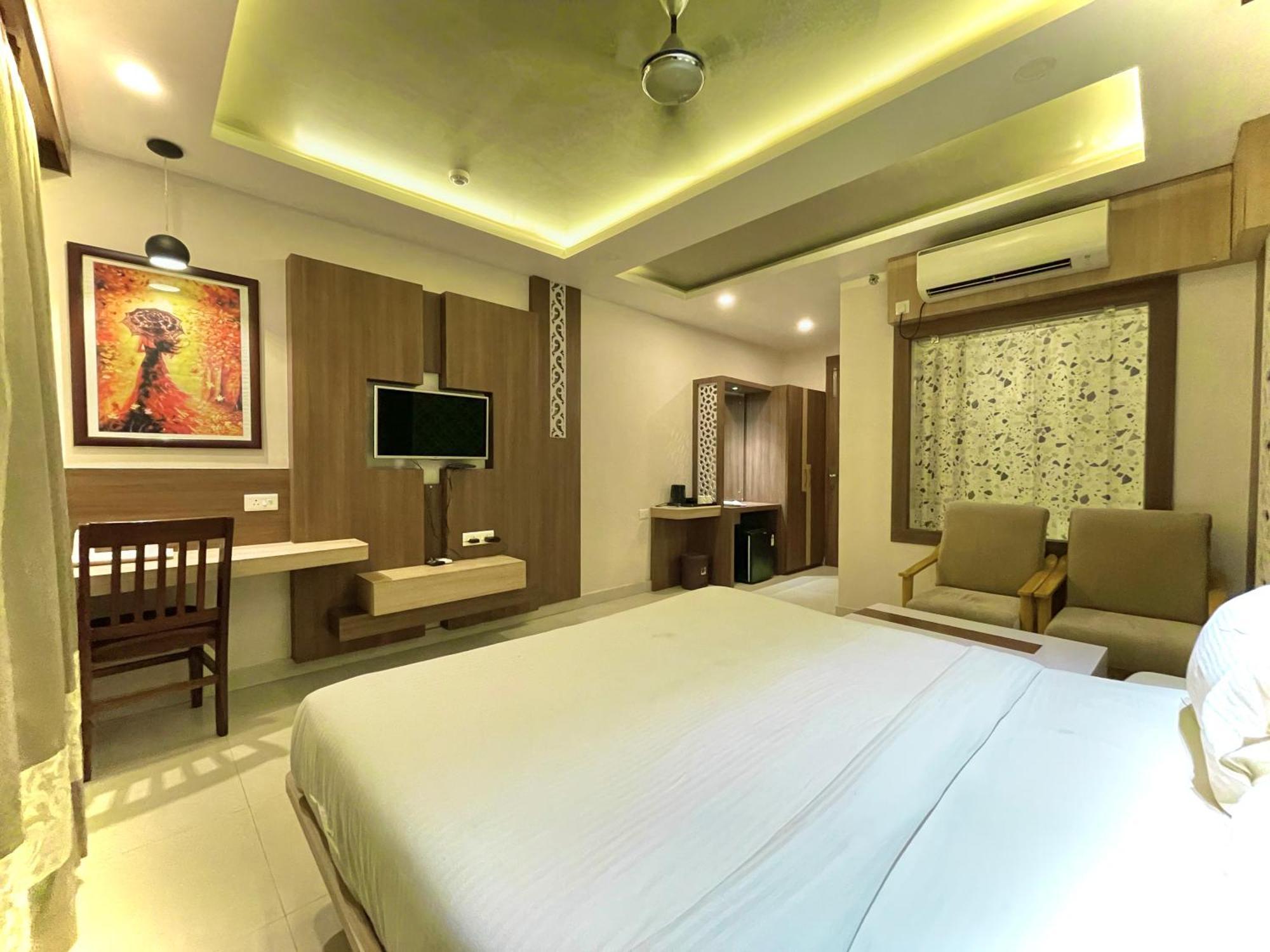 Hotel Kuber Palace ! Puri Near-Sea-Beach-And-Temple Fully-Air-Conditioned-Hotel With-Lift-And-Parking-Facility Экстерьер фото