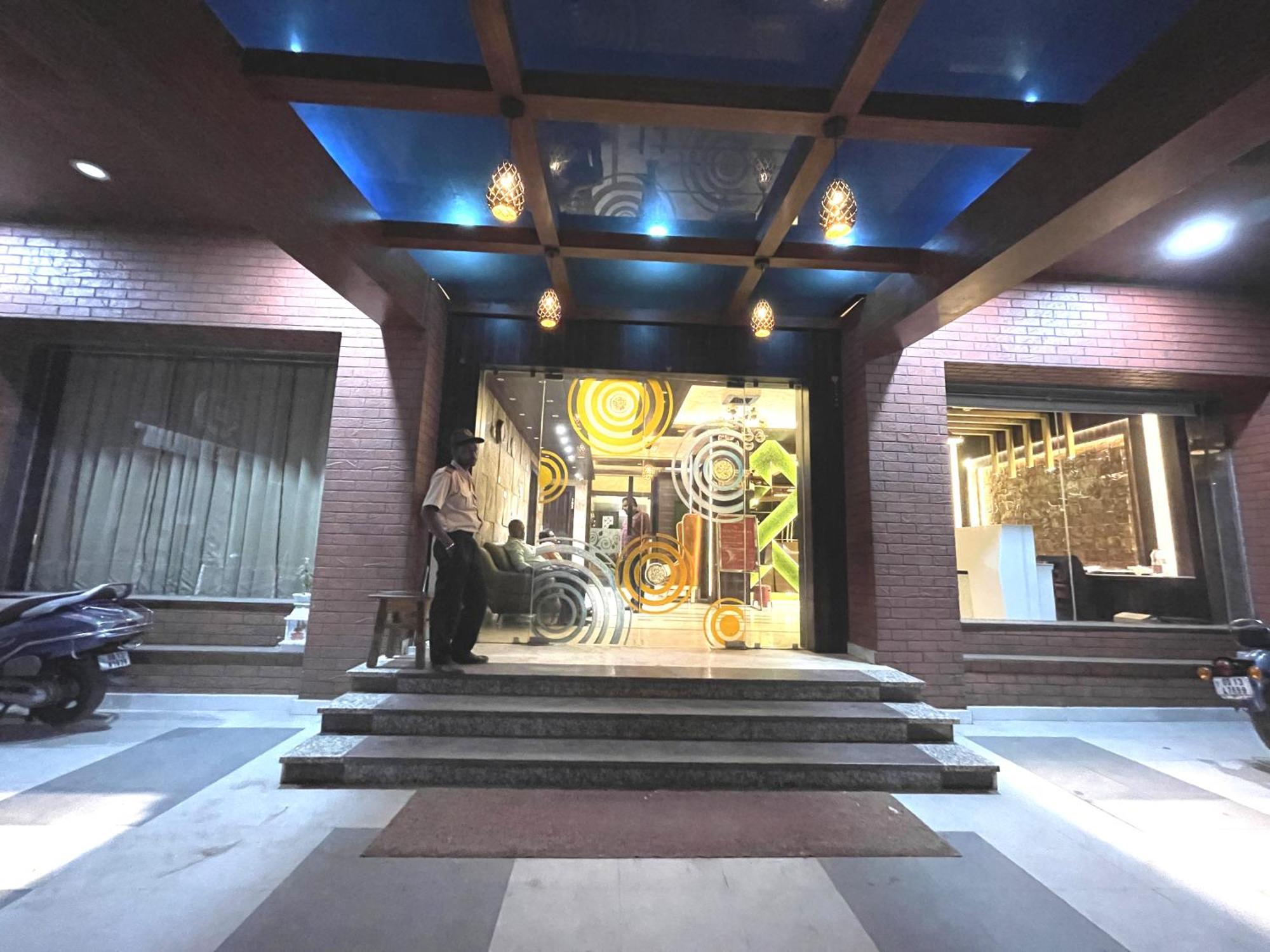 Hotel Kuber Palace ! Puri Near-Sea-Beach-And-Temple Fully-Air-Conditioned-Hotel With-Lift-And-Parking-Facility Экстерьер фото