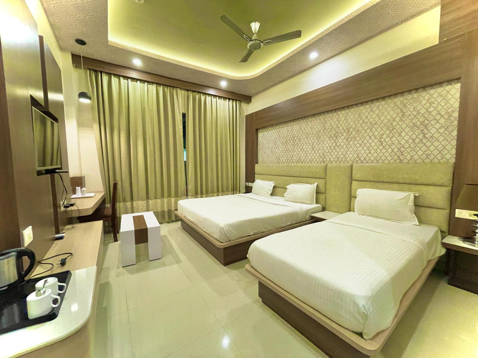 Hotel Kuber Palace ! Puri Near-Sea-Beach-And-Temple Fully-Air-Conditioned-Hotel With-Lift-And-Parking-Facility Экстерьер фото