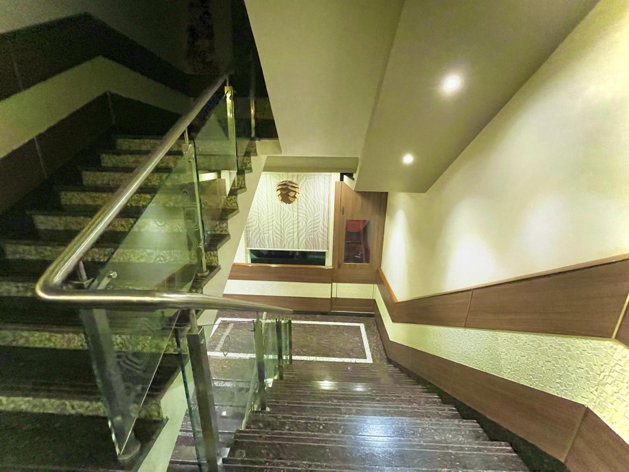 Hotel Kuber Palace ! Puri Near-Sea-Beach-And-Temple Fully-Air-Conditioned-Hotel With-Lift-And-Parking-Facility Экстерьер фото