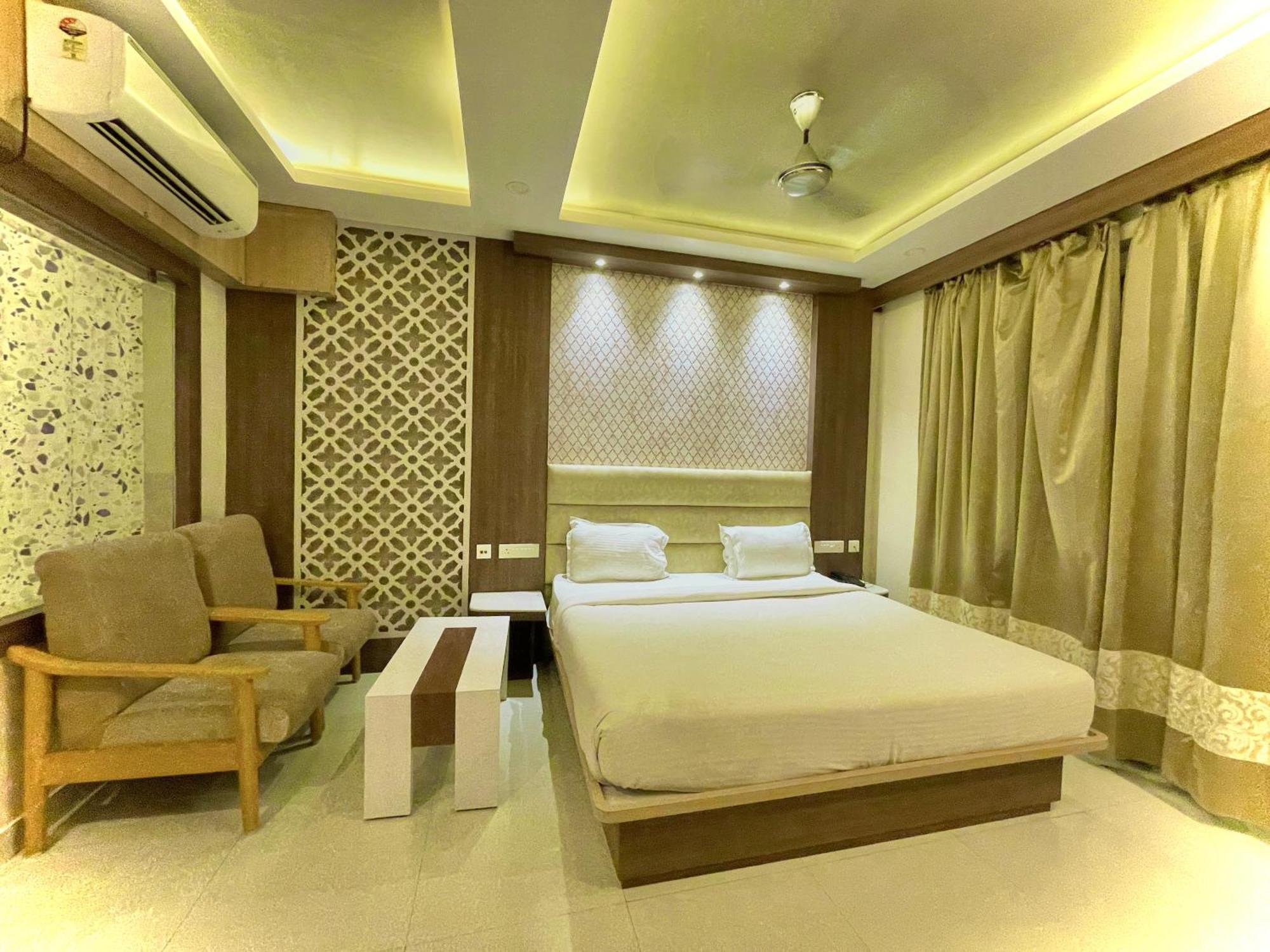 Hotel Kuber Palace ! Puri Near-Sea-Beach-And-Temple Fully-Air-Conditioned-Hotel With-Lift-And-Parking-Facility Экстерьер фото