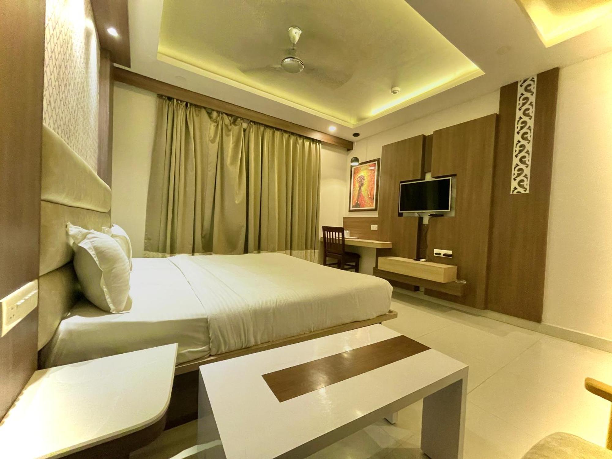 Hotel Kuber Palace ! Puri Near-Sea-Beach-And-Temple Fully-Air-Conditioned-Hotel With-Lift-And-Parking-Facility Экстерьер фото