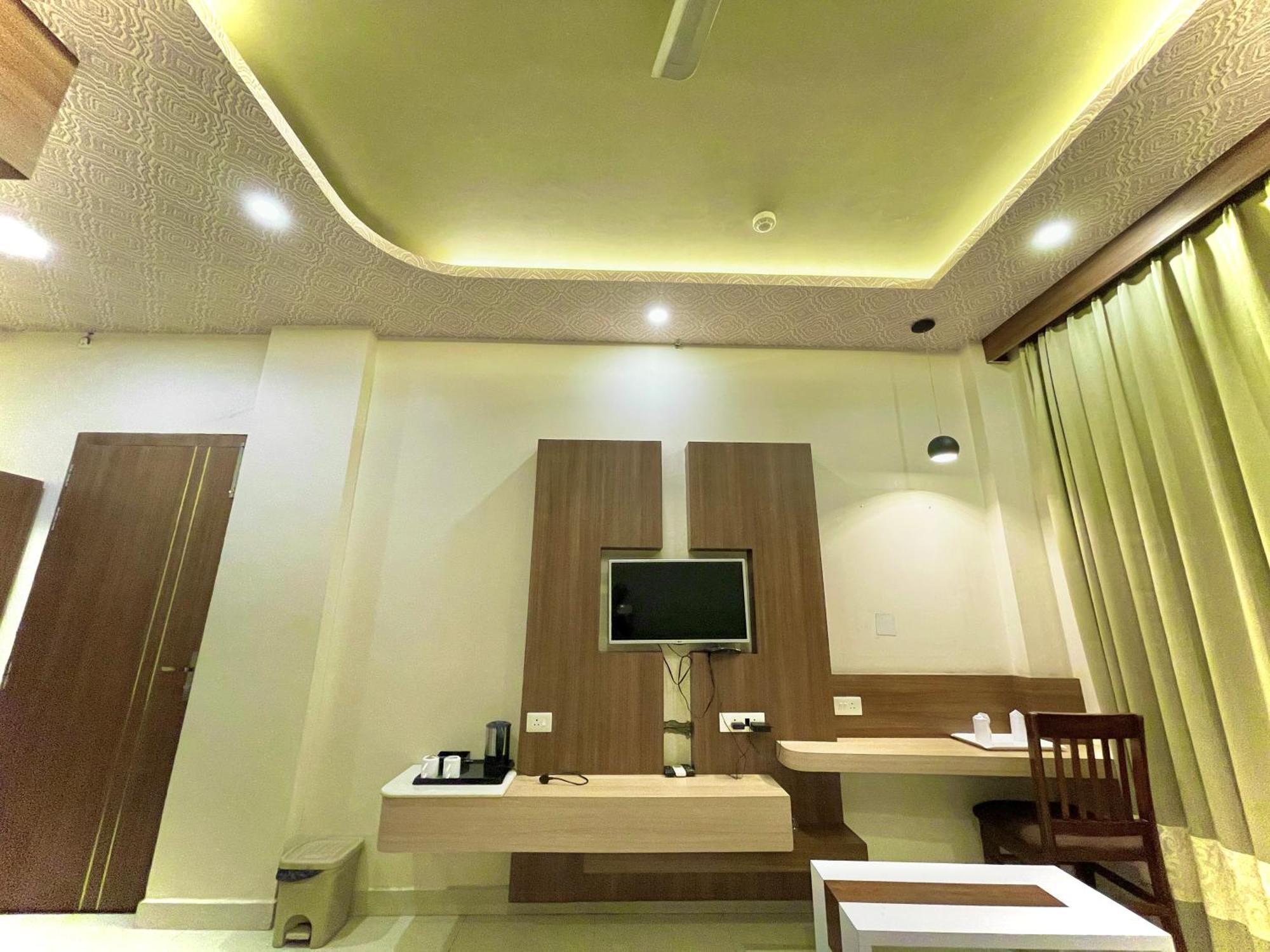 Hotel Kuber Palace ! Puri Near-Sea-Beach-And-Temple Fully-Air-Conditioned-Hotel With-Lift-And-Parking-Facility Экстерьер фото