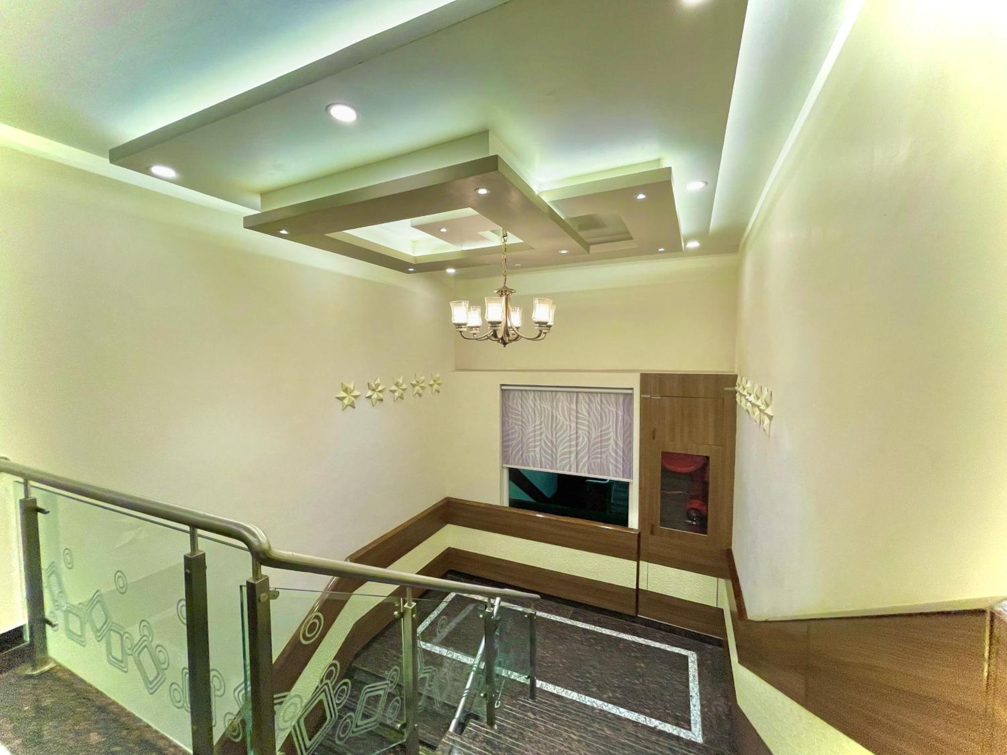 Hotel Kuber Palace ! Puri Near-Sea-Beach-And-Temple Fully-Air-Conditioned-Hotel With-Lift-And-Parking-Facility Экстерьер фото